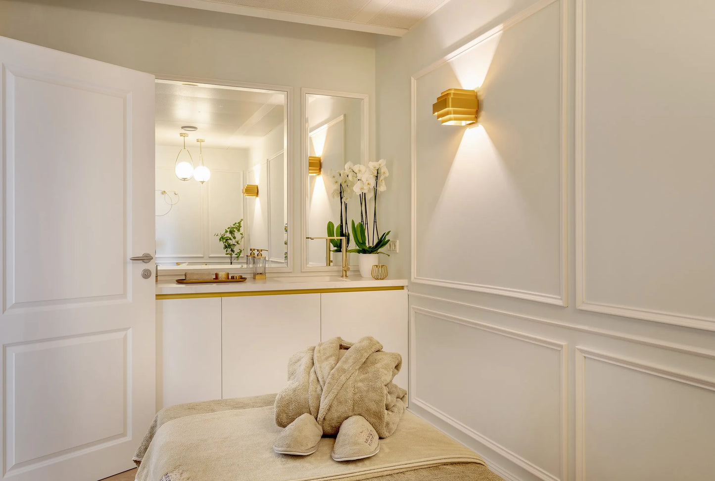 Wainscoting Wall Panelling – Moulding Trim